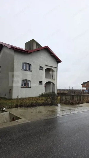 Oportunitate de investiție: casă solidă pe teren generos în Lazuri