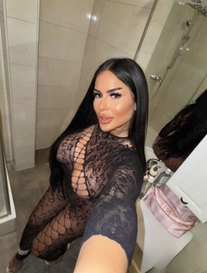 Prima zi la tine în oraș..bruneta siliconata !!!