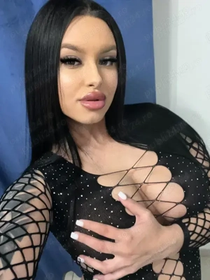 Brunetă cu chef de distracție 