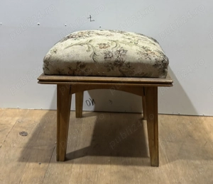 Taburet Vintage din Lemn cu sezut tapitat; Scaunel clasic