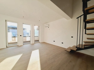 3 camere.Pe doua niveluri.Luminos.Spatios