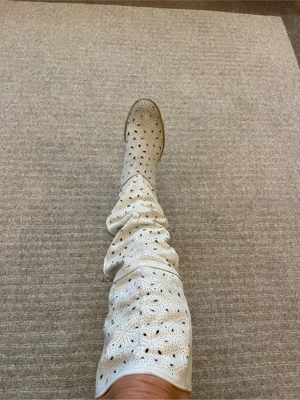 Cizme lungi, piele perforata.