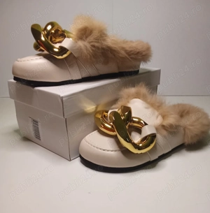 Papuci de dama pufosi cu blanita