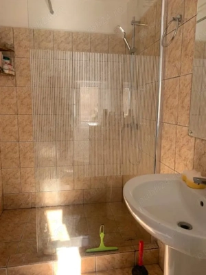 Vand casa situata central , str.L.Rebreanu , langa parcul din strand - imagine 13