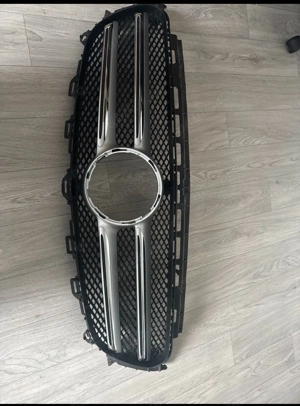 grila fata Mercedes Benz E 