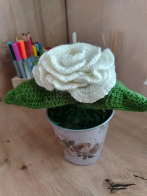 flori croșetate manual.