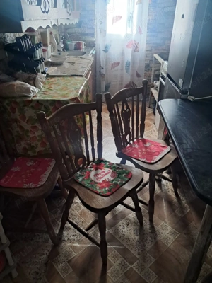 vănd 4. scaune. lemn. masiv.  stare. foarte. foarte. bună. urgent