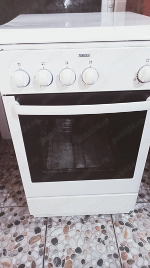 vind aragaz ZANUSSI este in state excelent de buna aveti poze reale se vinde la juma de pret 500 lei