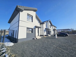 Despartit prin casa scarii! Zona buna! Asfalt! Toate utilitatile!