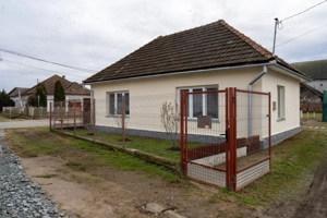 Casă de vânzare în Seini   zonă liniștită, teren generos, livadă și acces din două străzi