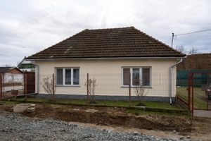 Casă de vânzare în Seini   zonă liniștită, teren generos, livadă și acces din două străzi - imagine 2