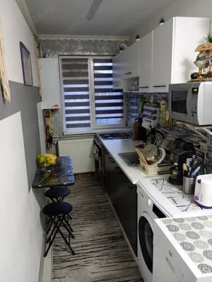 Vând apartament cu trei camere termopane centrală gaz climă proaspăt renovat etajul 4 acoperit  - imagine 3