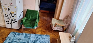 Închiriez apartament la curte la etaj