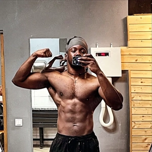 Bărbat Negru proaspăt, frumos și curat