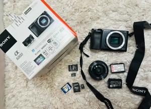Sony Alpha A6000 + Obiectiv + 3 carduri de memorie