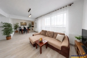 Pe 2 niveluri, Penthouse modern la bulevard, parcare si boxa, Tractorul  Nou, Brasov