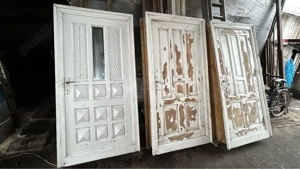 Usi din lemn lucrate manual