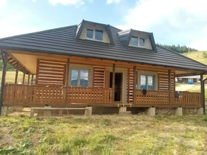 Vând casă rustica in stil Bucovinean