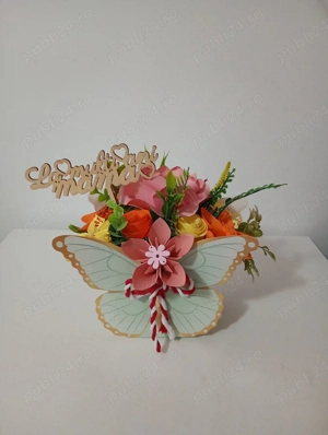 aranjament cu flori din hârtie 