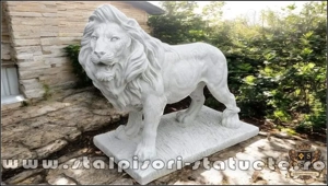 Statuetă leu mare în picioare, alb marmorat, model S33.