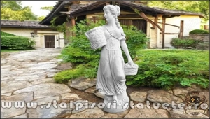 Statuetă domnița cu coșulețe, alb marmorat, model S67.