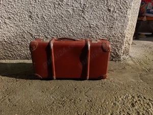 Vand valiză veche din carton cu colțuri și încuietori metalice