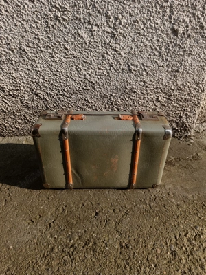 Vand valiză veche din carton cu colțuri și încuietori metalice