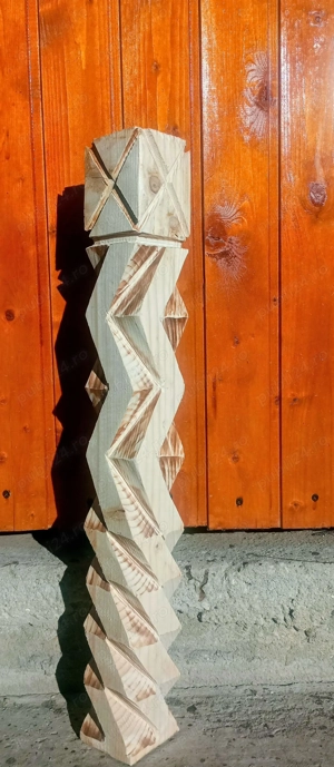  Stâlpii tradiționali sculptați manual. 