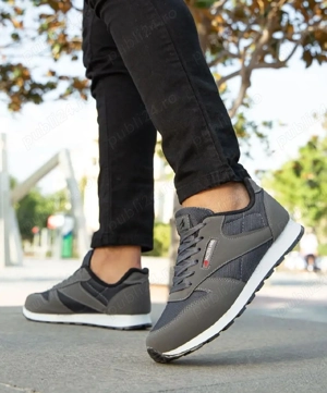 Adidașii bărbați noi, mărimea 40, vin în cutie. Au etichetele 