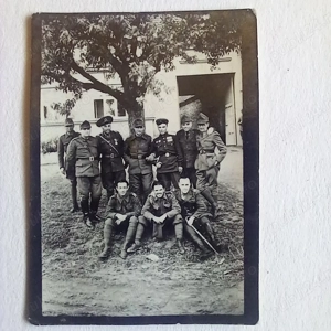 poză (liliput cu militari) făcută în aceeași zi în care s-a sinucis Adolf Hitler