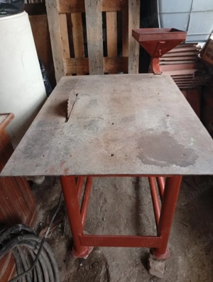 Vand circular cu masă 