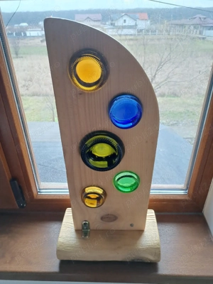 Decorațiune din lemn și sticlă reciclate .