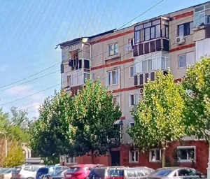 Schimb apartament cu 3 camere decomandat 