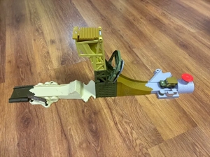 Jucarie Disney Cars Sarge's Stuntin' Surplus Playset