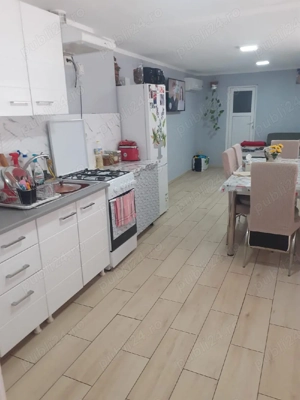 casă de vânzare în salonta  zona fiverskert două case se poate sta două  familii  terenul are 975 mp