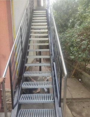 scări zincate metalice și trepte 