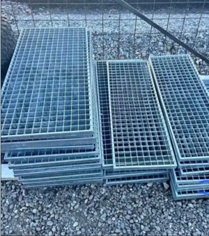 scări zincate metalice și trepte 