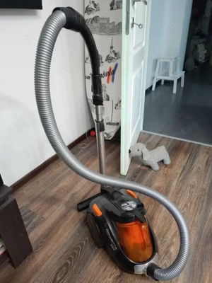 Aspirator cu fir Rowenta Compact Power Cyclonic