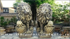 Statuetă leu cu blazon, auriu patinat, model S2.