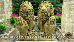 Statuetă leu mare cu blazon, auriu patinat, model S1.