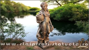 Statuetă fata cu coșulețe, arămiu patinat, model S23.