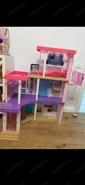 Vând căsuță Barbie, stare foarte bună. Sunt incluse și accesorii. 800 lei