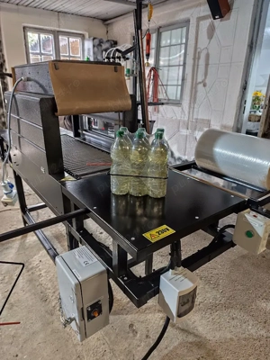 Masina ambalat in folie termocontractibila