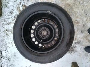 Roata aproape noua cu Cauciuc Dunlop de iarna  aproape nou 195/60 /15 pret 150 ron - imagine 2