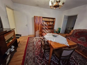 Apartament cu 3 camere,semidecomandat,etaj intermediar,zona Soarelui