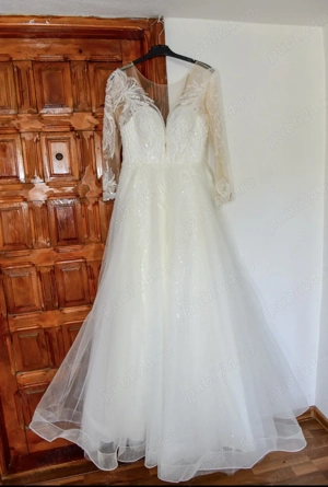 Rochie de mireasă albă, impecabilă pentru ziua cea mare plus accesorii și voal . - imagine 3