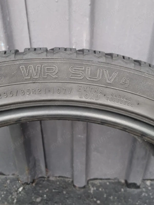 O anvelopă de iarnă Nokian 295/35R21