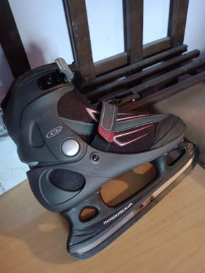 Vând ghete patine noi