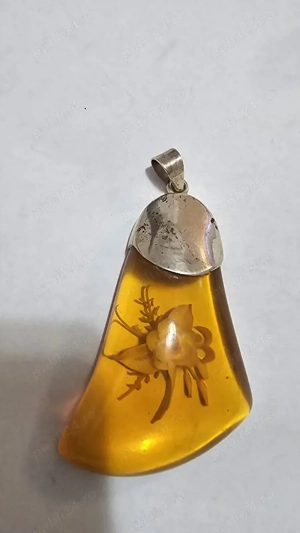 Pandantiv vintage din argint cu rășină decorativă și floare sculptată, foarte vechi.