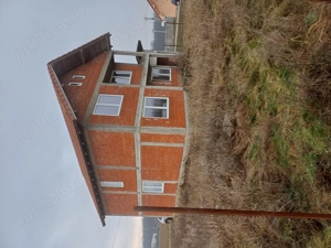 Casă familiară în roșu.  - imagine 2